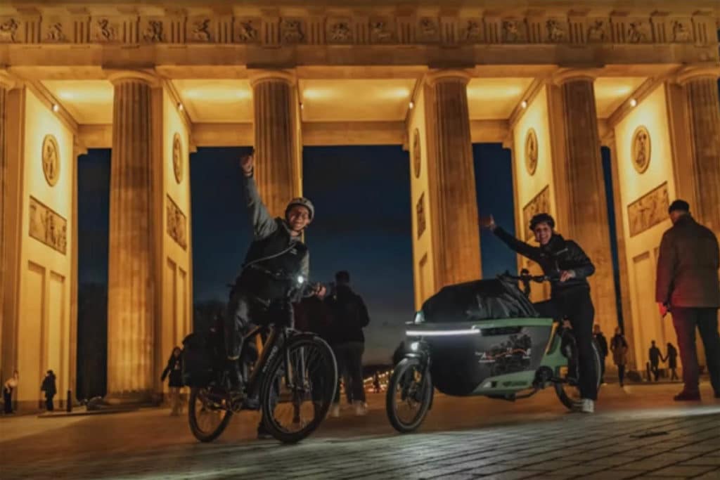 Sione Gruson and Arno Dreef after their arrival with the Lovens Explorer e-cargo bike at the Brandenburg Gate in Berlin