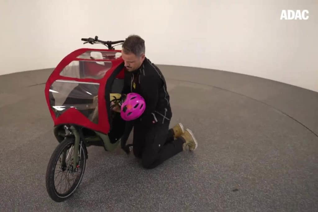 Demonstration of a child getting out of the passenger cabin of the Triobike Cargo e-cargo bike