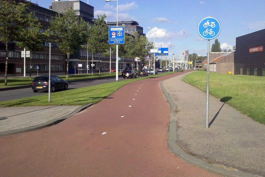 Rotterdam bike lane - https://commons.wikimedia.org/wiki/File:Rotterdam_Fietspad_Westzeedijk.jpg